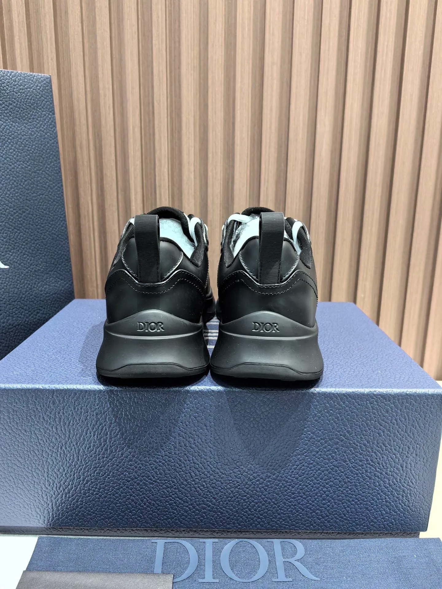 Factory price: 440💰 🔍Top purchasing agent🇮🇹 Dior's super-popular sports shoes, popular for street men, are synchronized with the new product counters. The uppers are made of Italian original imported cowhide and matched with D's customized fabrics. It is a must-have for fashionistas. The complex craftsmanship is perfectly reproduced. Imported soft cowhide foot pads, soles: original soles specially provided by the original factory, exclusive movable molded soles are super comfortable, original factory follow-up goods, 🔍🔍high quality, you can enter and exit the counter at will, welcome to compare, code number 38-45 (46 can be customized and cannot be returned or exchanged)